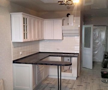 Белая кухня с барной стойкой фото