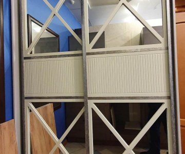 Шкаф-купе с зеркальными вставками в дверях.