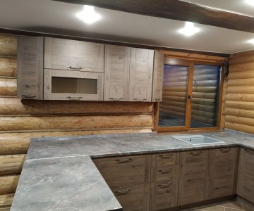 Кухня с фартуком из стекла Скинали