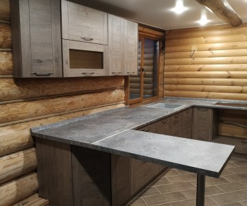 Кухня в деревянном доме на заказ