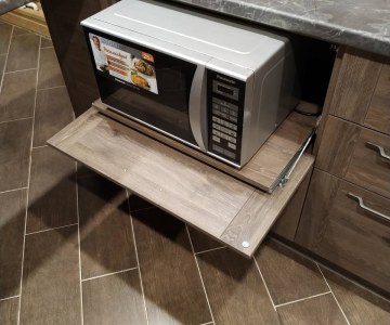 Кухня со скрытой микроволновкой