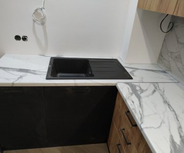 Кухня с белой столешницей КЕДР