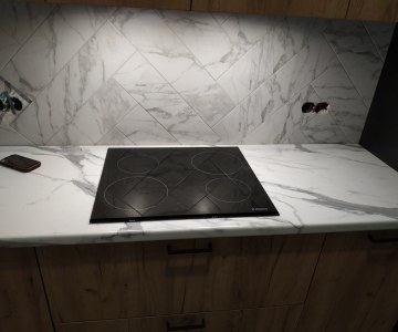 Кухня из МДФ с белой столешницей