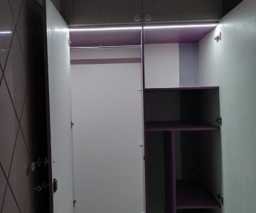 Распашной шкаф с подсветкой в темноте