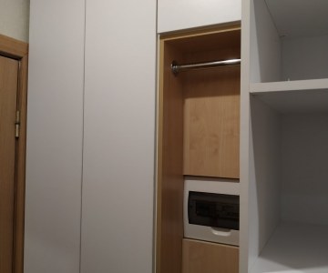 Белый шкаф во всю прихожую