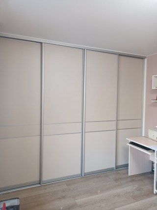 практичный и вместительный встроенный шкаф-купе во всю стену