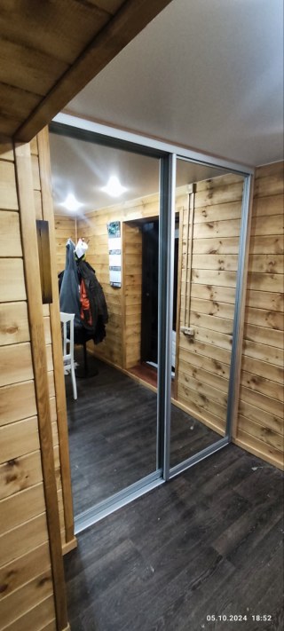 Функциональный встроенный шкаф-купе с элегантными дверями и зеркальными вставками