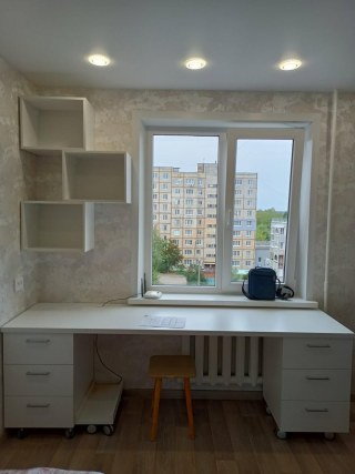 Письменный стол под окном на заказ